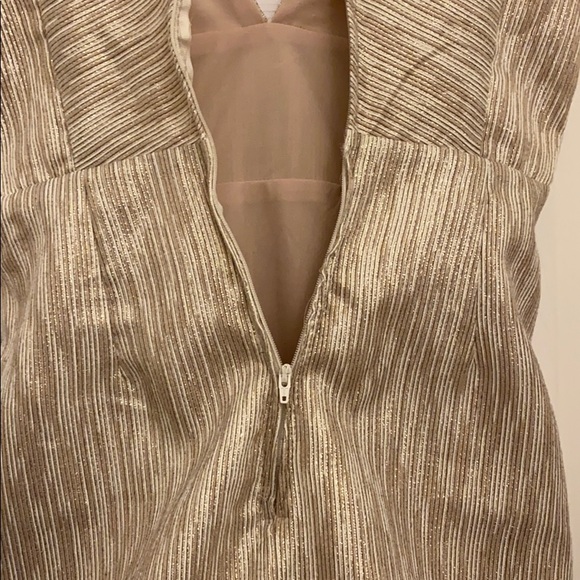 Body Hugging Gold Mini - Picture 5 of 6